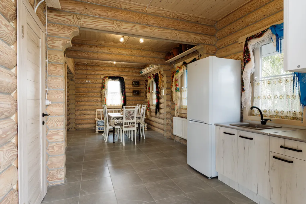 Двухэтажный сруб на берегу озера