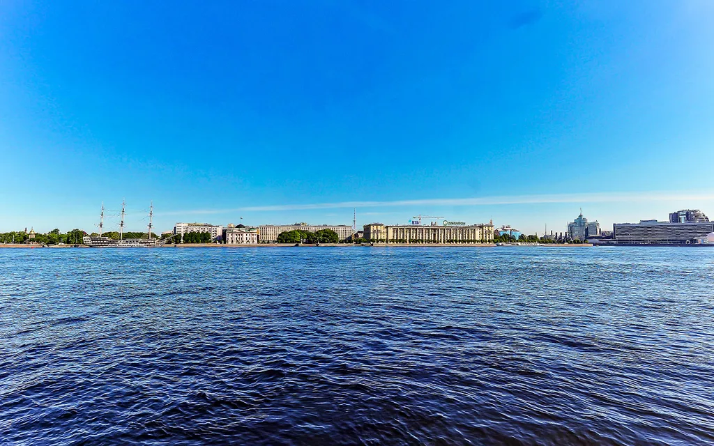 Большая 3-комнатная квартира с видом на Неву и корабли Центр города