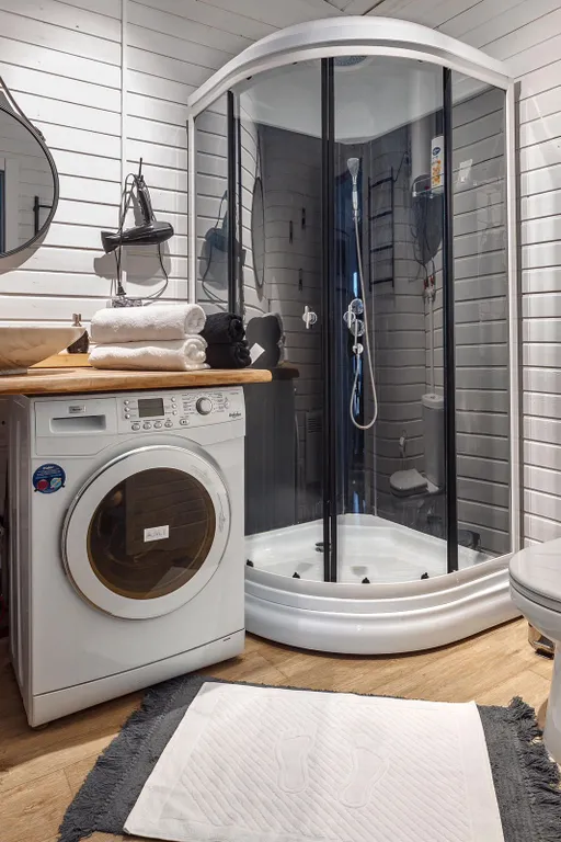 Новый уютный дом с отдельной территорией в центре города.