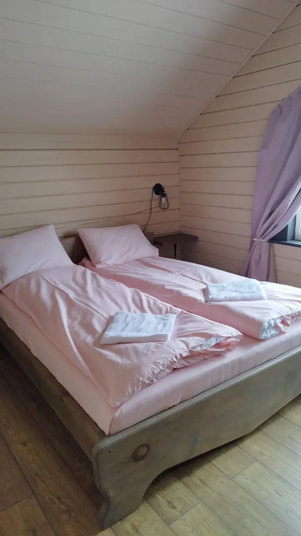 Спальная комната на втором этаже с двухспальной кроватью