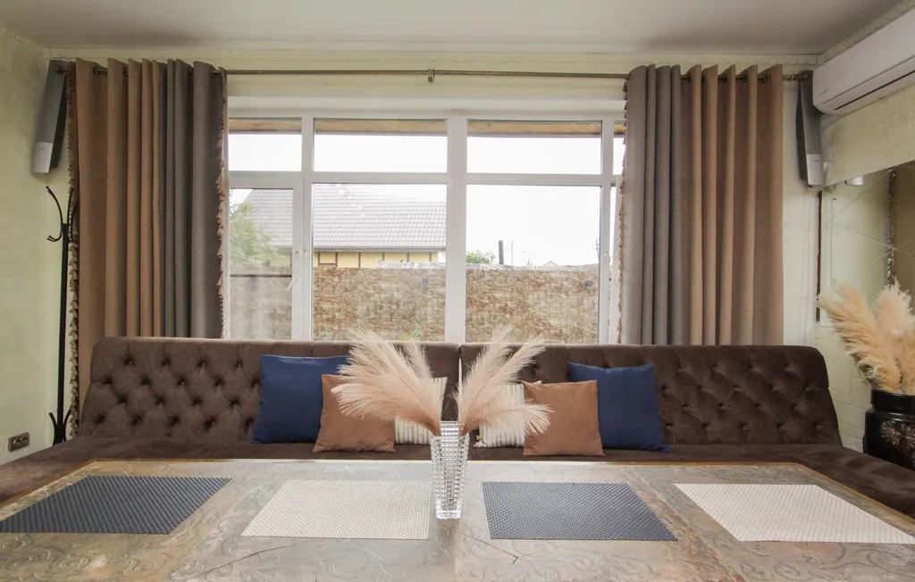 Современный дом с баней и караоке