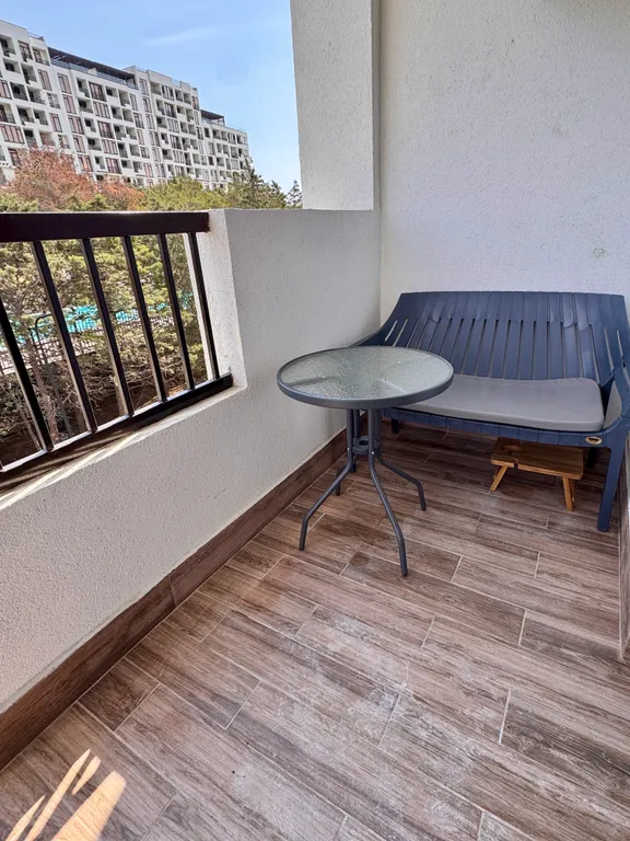 Видовая квартира с бассейном в современном Курортном комплексе