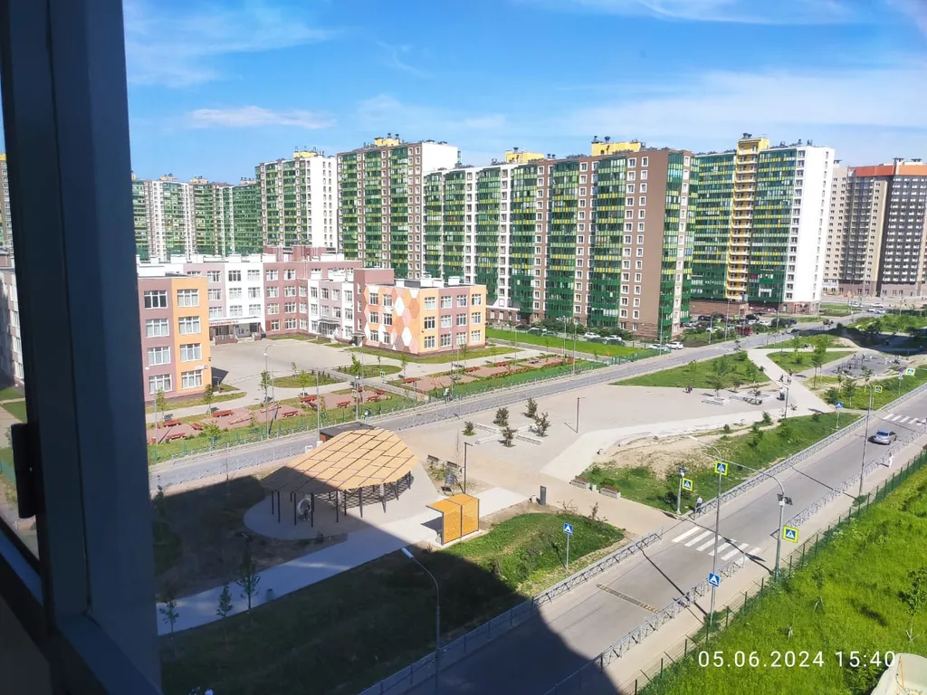 Удобная кровать в уютной квартире