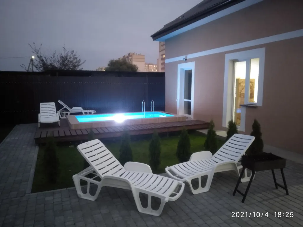 Уютный дом с бассейном