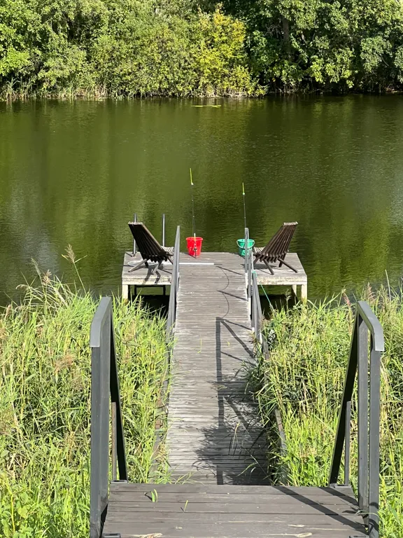 Теплый домик на берегу озера с баней и чаном
