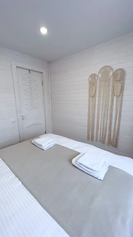 Коттедж Дом с интересным наполнением в Крымской Швейцарии — Орлиное