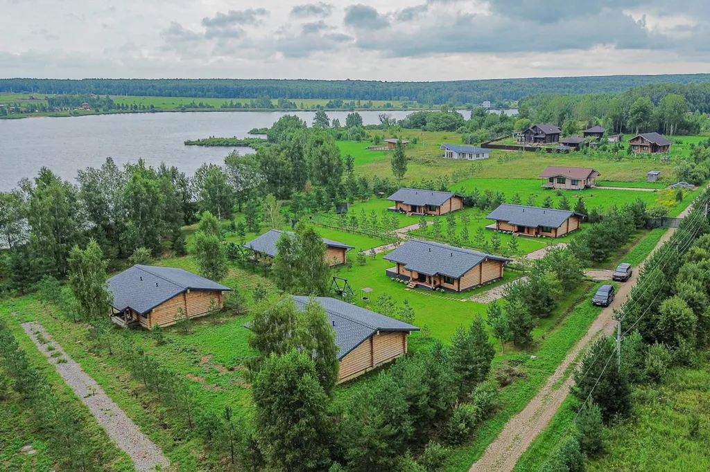 Дом на берегу большого озера