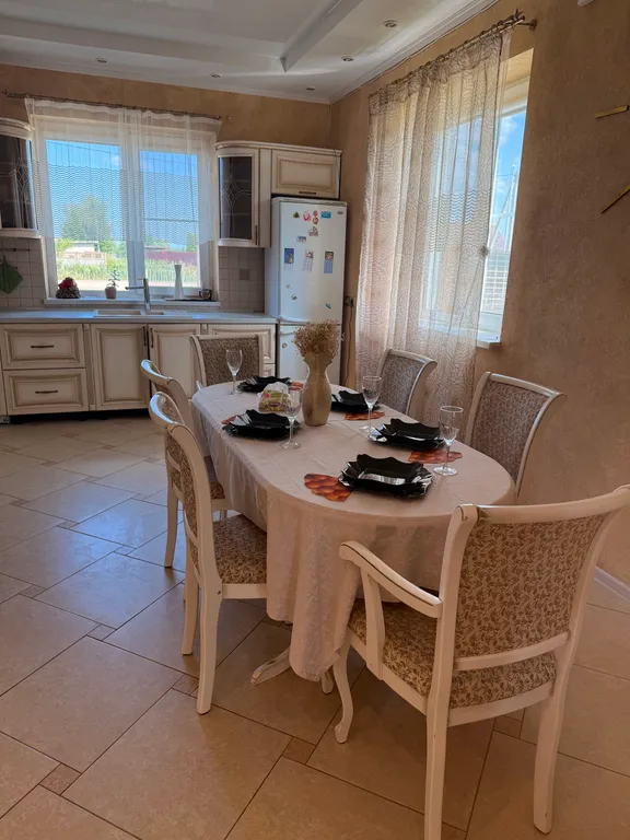 Уютный новый 3 этажный 10-комнатный гостeвoй дом с баней и прудом