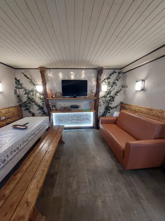 Банный домик на пруду