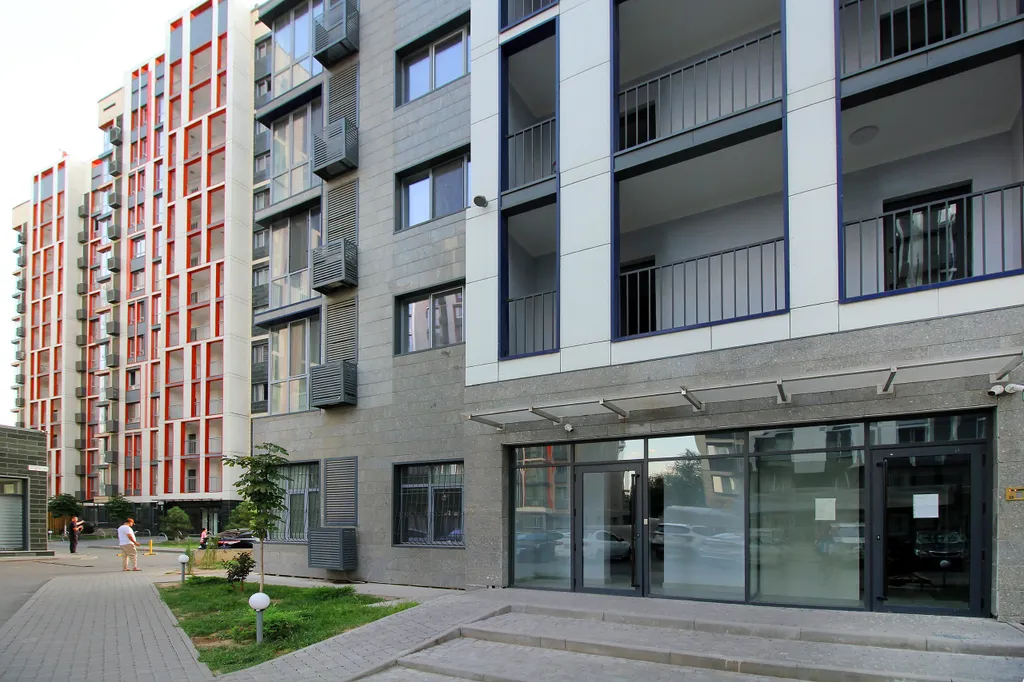 Comfort Gray у метро в центре города