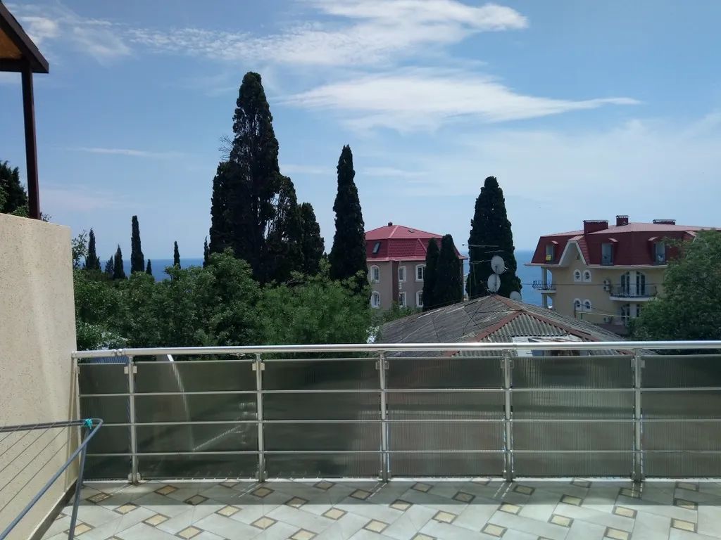 Двухкомнатная квартира с большой видовой террасой, отдельным входом