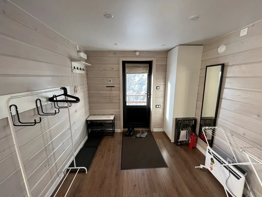 Уютный треугольный домик в лесу