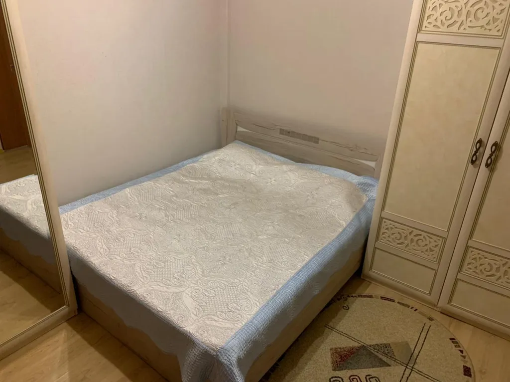 Самый центр левого берега