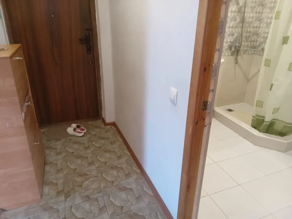 Маяк и море через дорогу