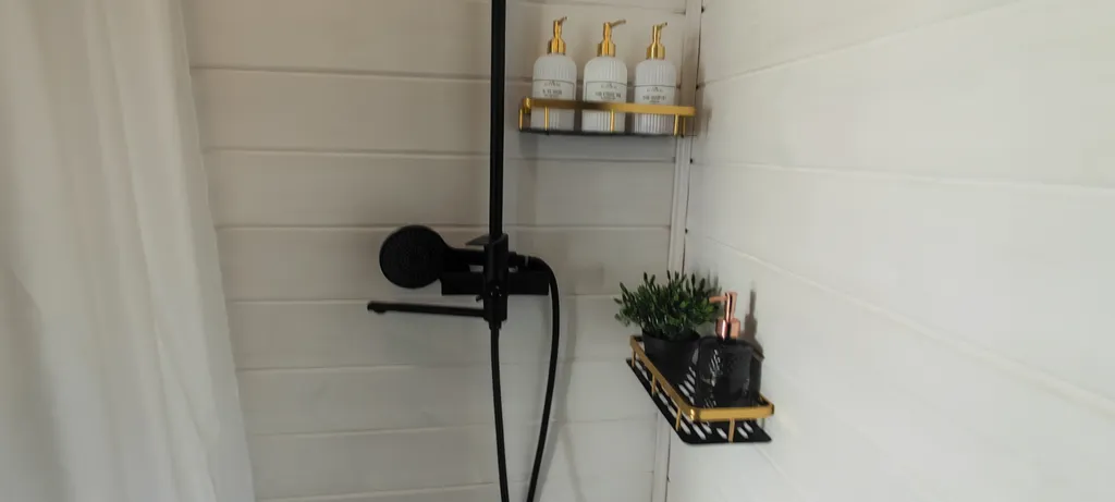 Домик у реки: банный чан, костёр, беседка с мангалом