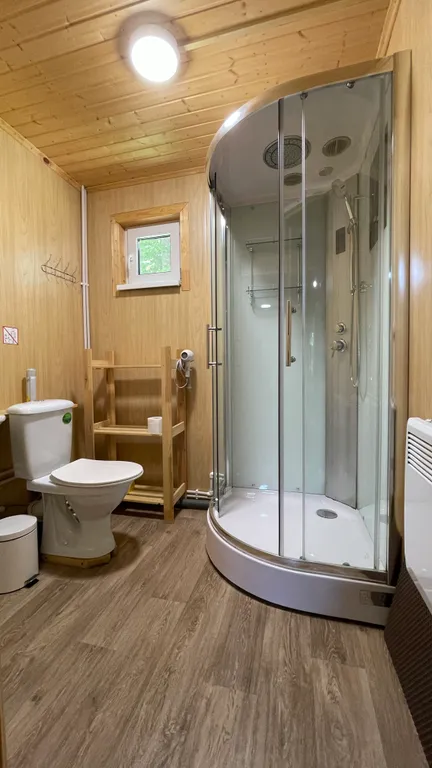 Уютный Дом в лесу с камином.