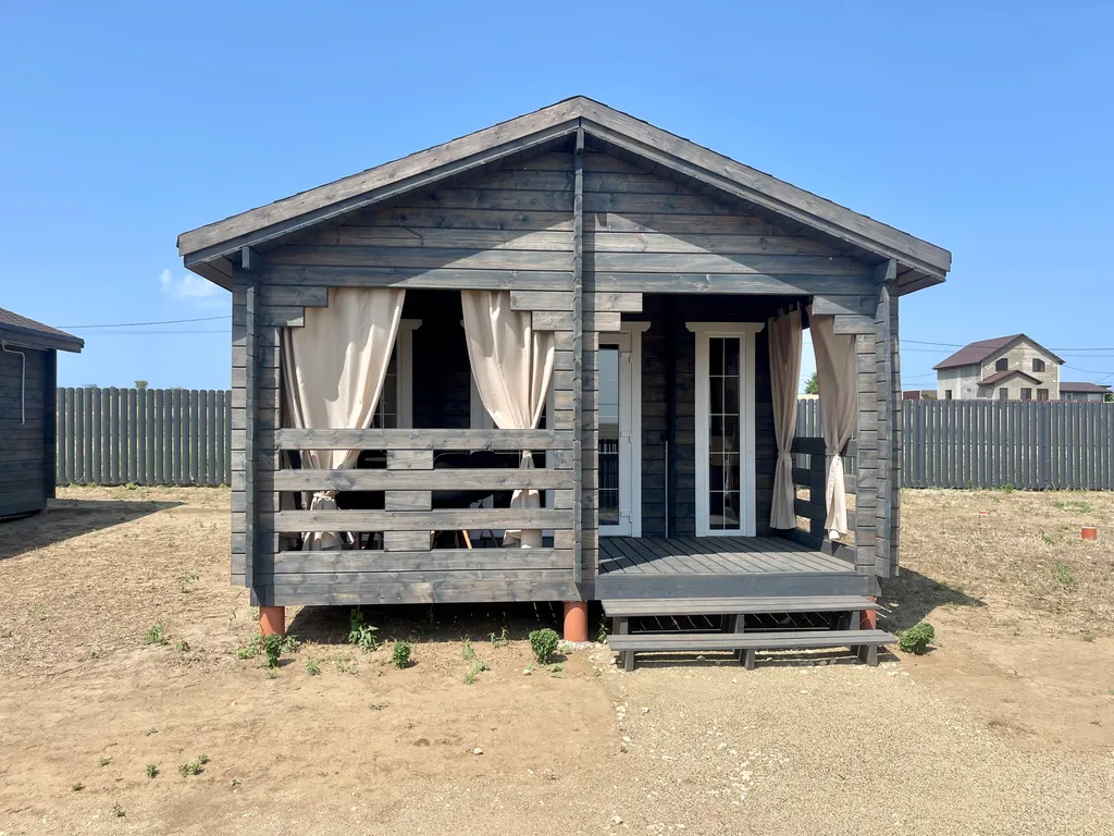 Новый деревянный домик у моря