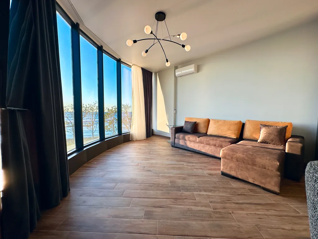 Просторный партамент с отдельной спальней  Шикарный вид на море