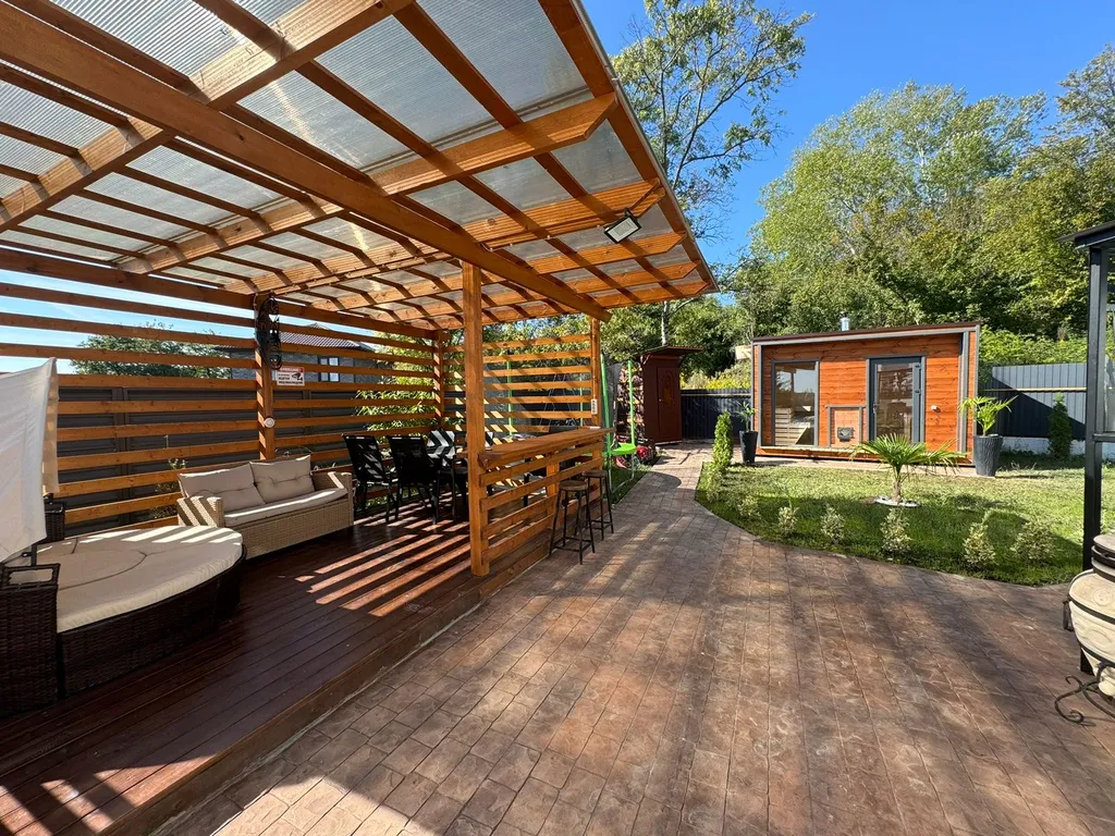 Дом с баней и теплым бассейном