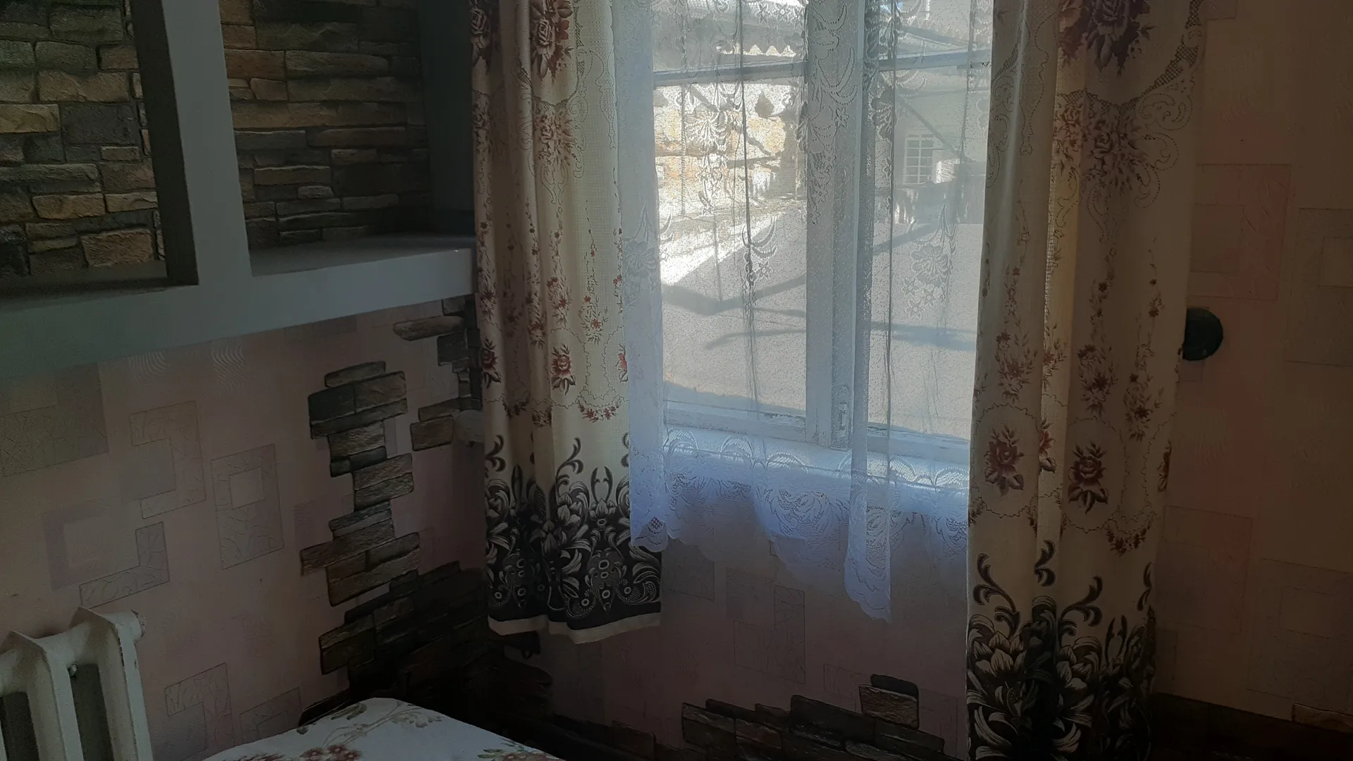 Маленькая комната. Окно