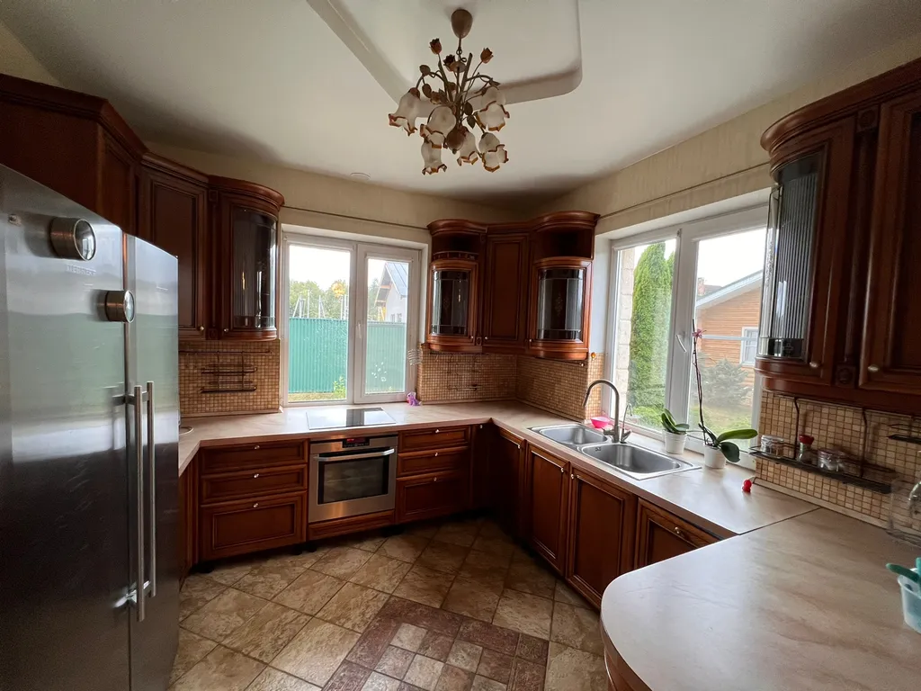 Деревянный коттедж с баней на берегу реки