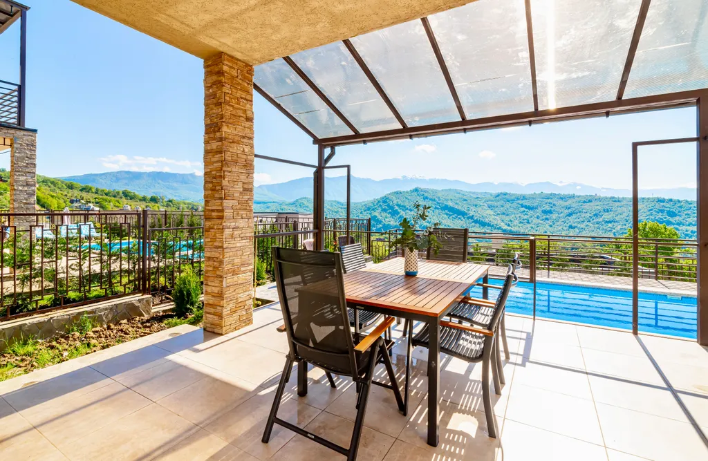 Новый дом с бассейном, сауной и панорамным видом на горы