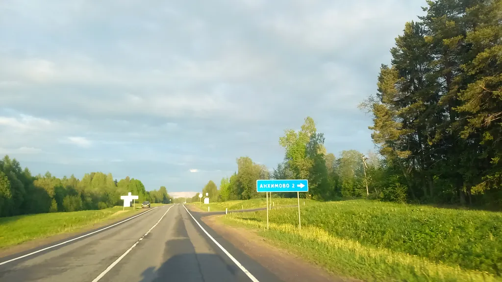 Домик у реки с отличным видом на 2 шлюз Волго Балтийского канала и лес