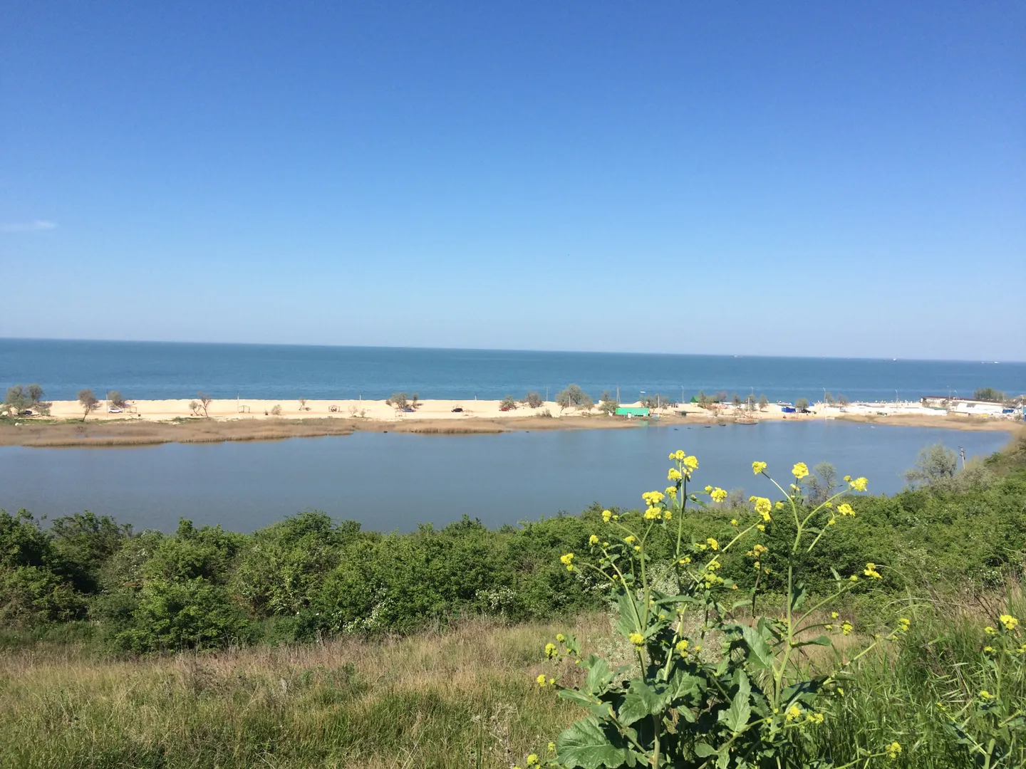 Вид на грязевое озеро "Голубицкое" и Азовское море. Центральный пляж.
