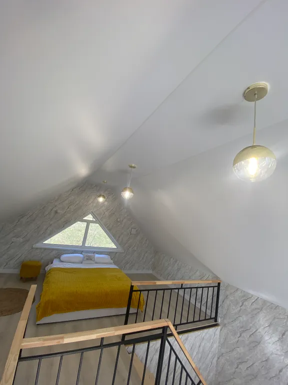 Загородный дом в черте города с озером