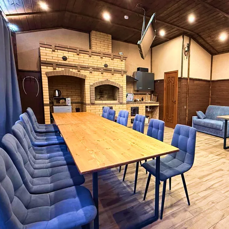 Просторная студия с настоящим камином и печкой