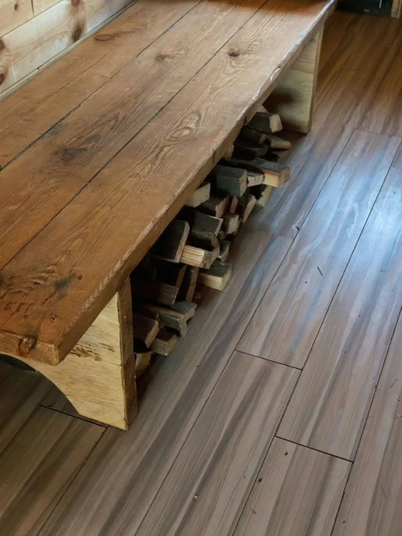 Дом баня на берегу водоема