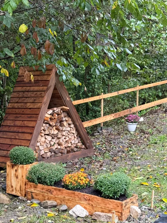 Домик с камином у ручья