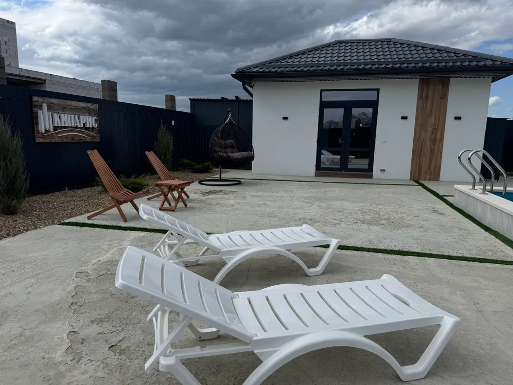 Дом с бассейном