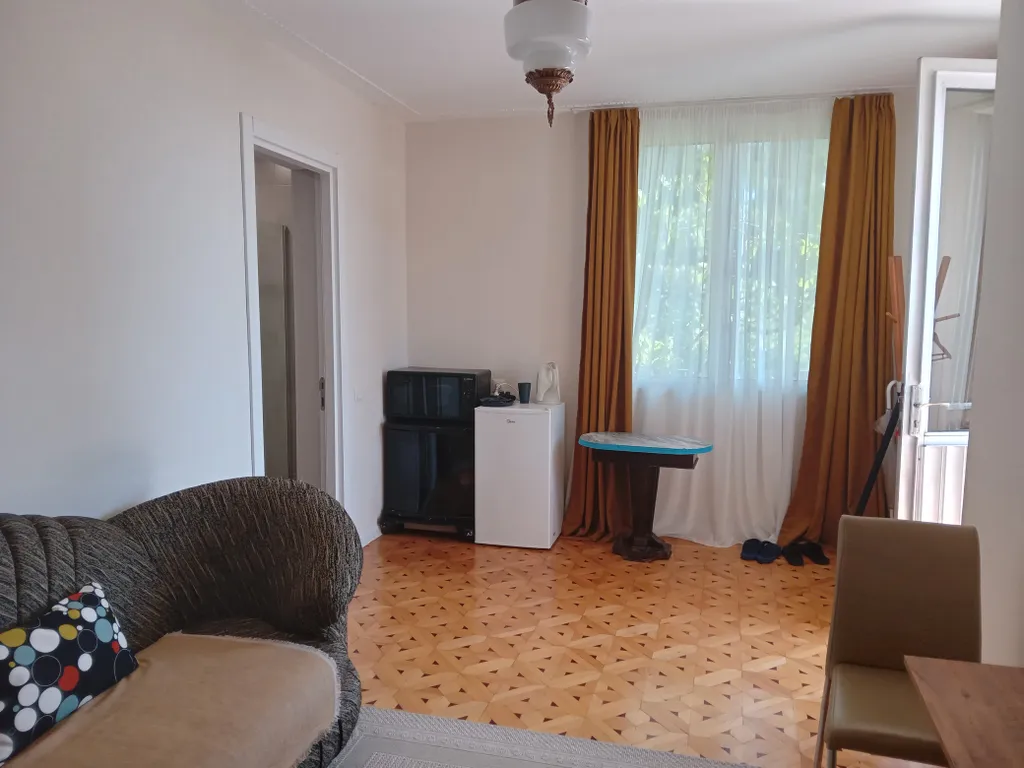 Флигель с балконом в саду