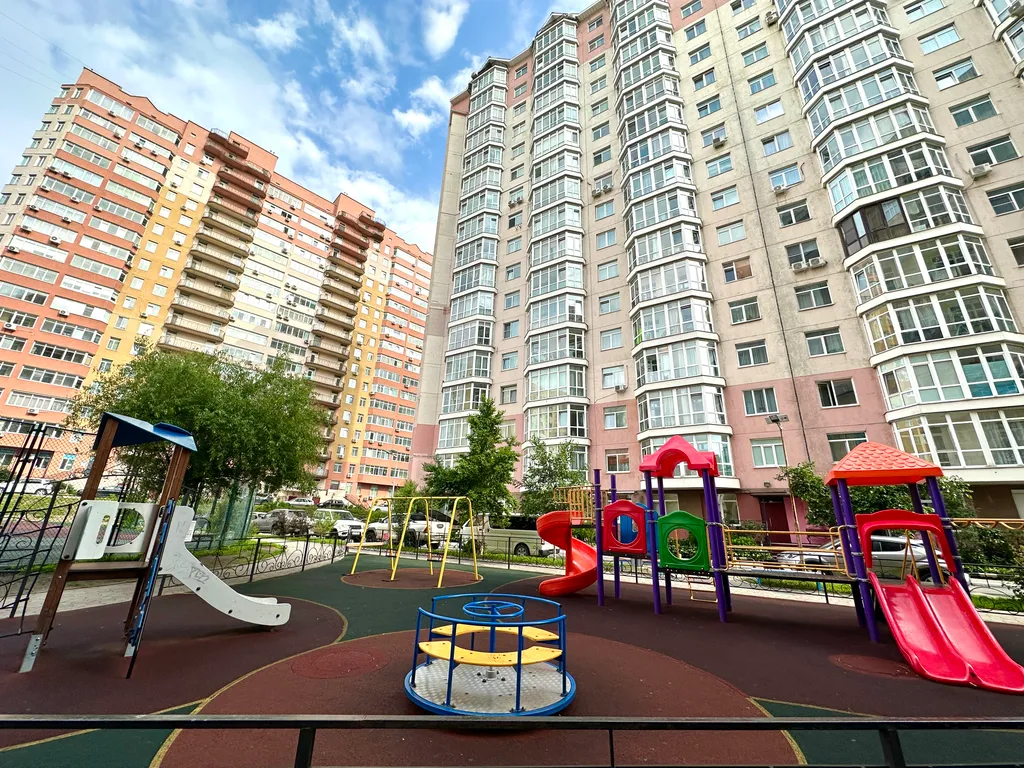 Студия после дизайнерского ремонта с видом на море