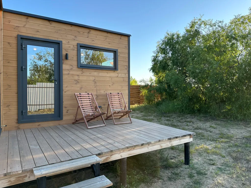 Современный дом на самом берегу реки