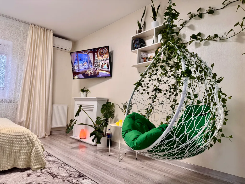 Уютная квартира с подвесным креслом