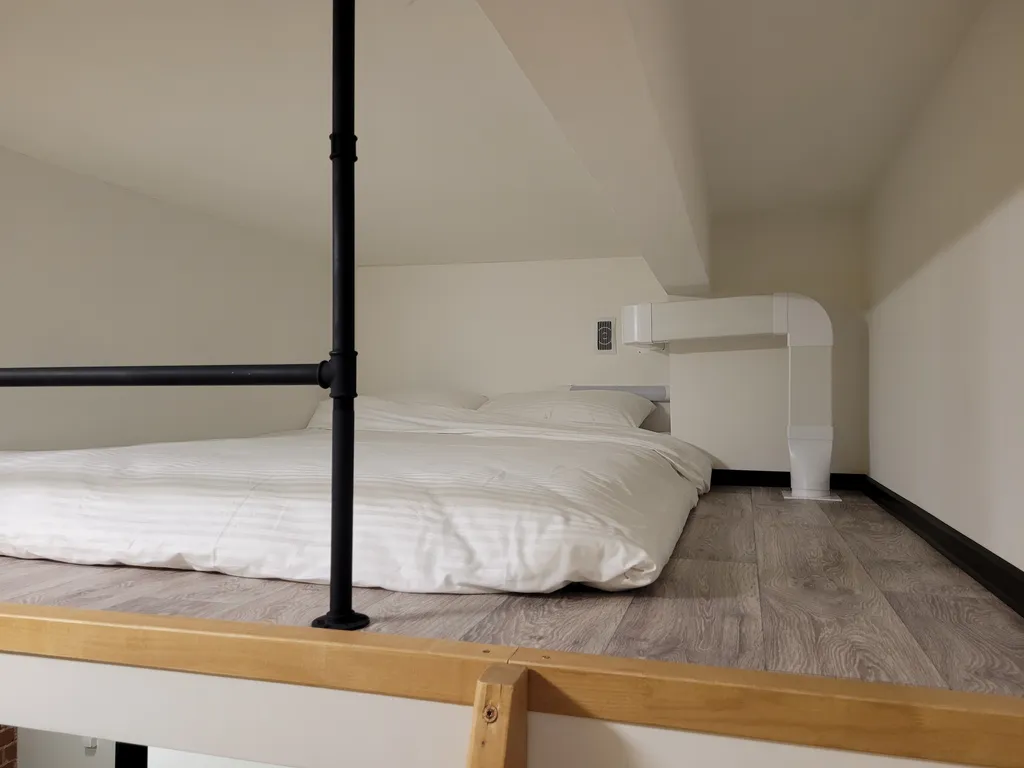 Лофт-1 Жёлтая. Клёвая двухуровневая студия в центре