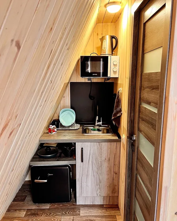 Уютный а-фрейм в сердце гор Алтая с видом на горы у леса