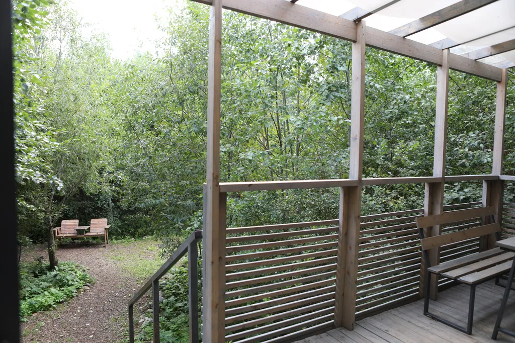 Коттедж с камином и большой террасой