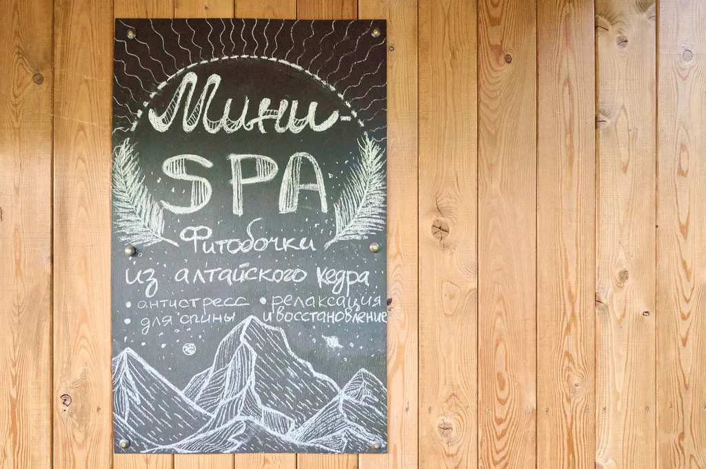 Уютный треугольный домик у леса с видом на горы