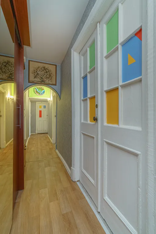 Большая комната с персональным компьютером