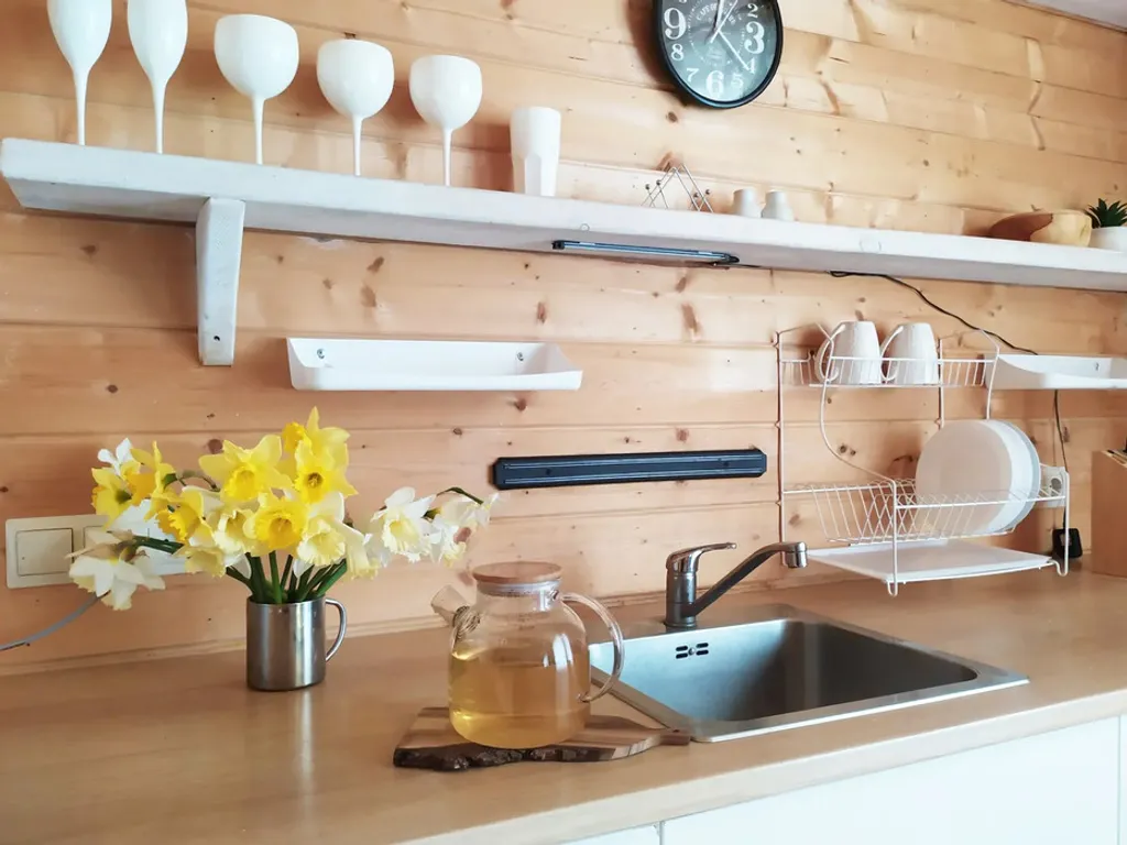 Дом с камином и с большим фруктовым садом