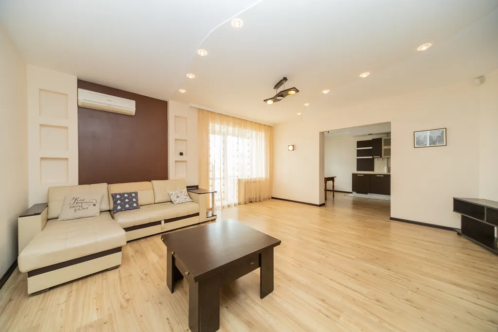 Бoльшая 3-комнaтнaя кваpтира в центре города