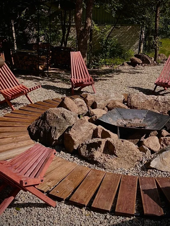 Премиальный Гостевой Дом в темных тонах с видом на горы