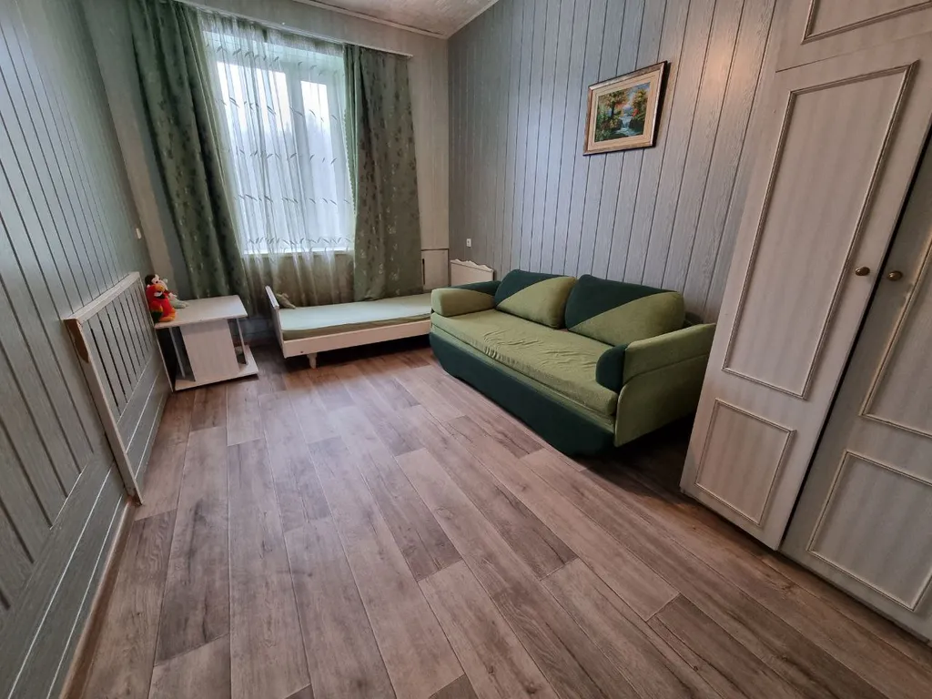 Коттедж у пруда в окружении леса