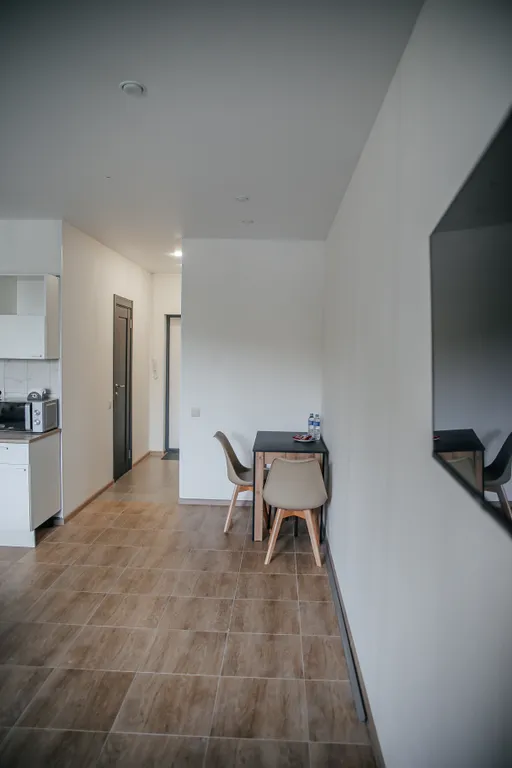 Гармония уюта: светлая студия с кроватью king size