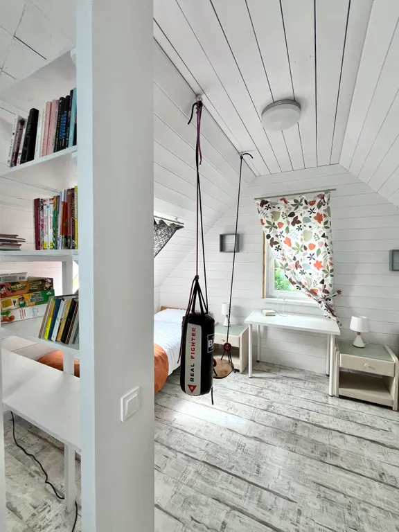 Благоустроенный дом у реки