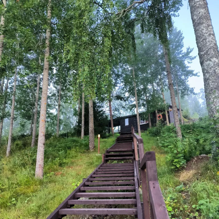 Дом на скале с видом на озеро