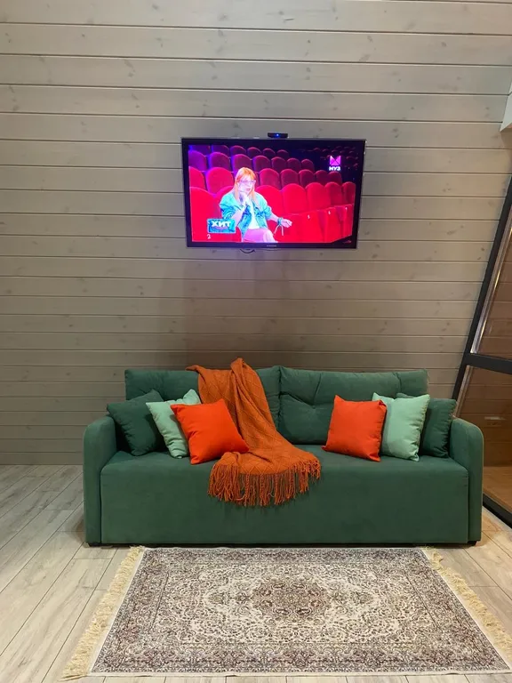 Деревянный дом шале на берегу озера и выходом на реку Кубань